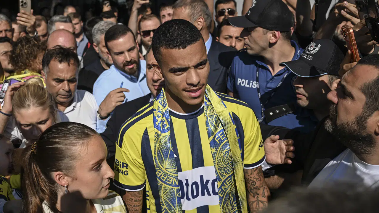 Fenerbahceden mason greenwood nathen ake ve vedat muriqi icin imza toreni O58Ir1MO