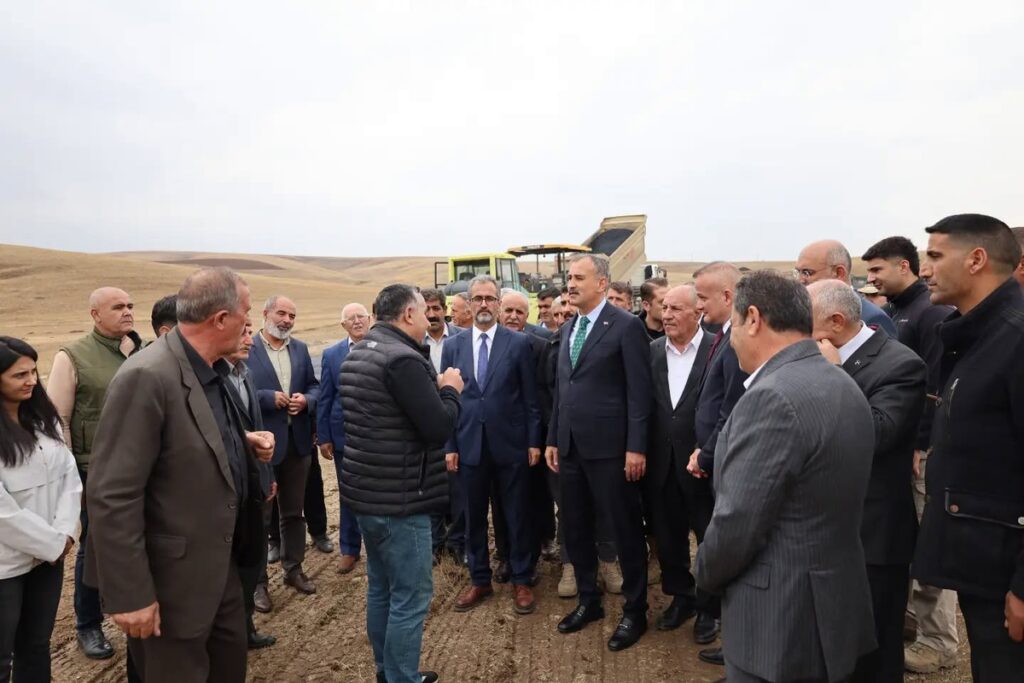 Vali Dr. Önder Bozkurt, Hamur Kılıç Köyü’nde KÖYDES asfalt çalışmalarını denetledi